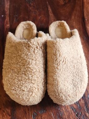 Intentionally Blank  Fuzzy Slip-On  Slippers in Camel Size 10